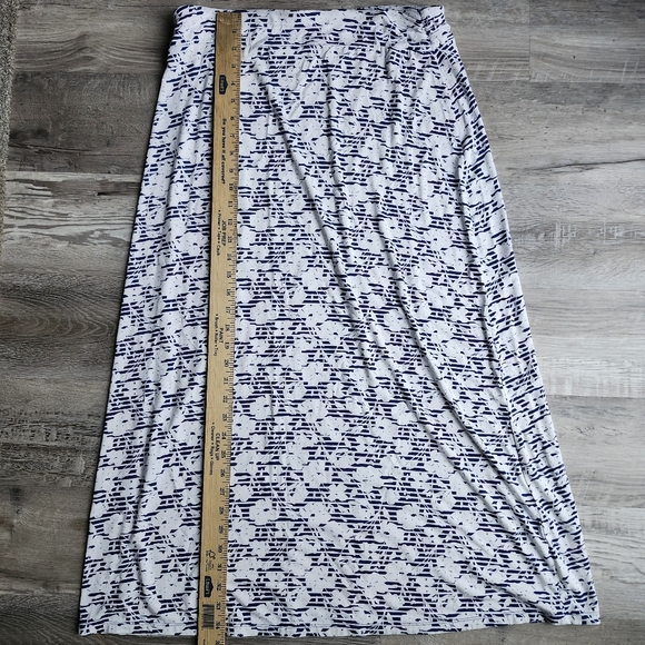 Liz Claiborne PL Petite Large Navy Floral Maxi Skirt Rayon Women’s 34” Length - Picture 5 of 6